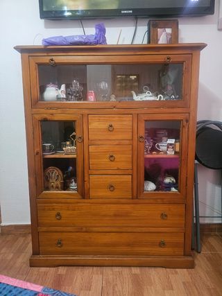 Vitrina de madera maciza con puertas de cristal