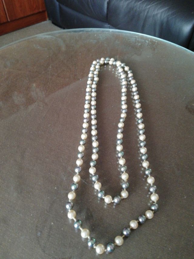 Collar de perlas grises y blancas