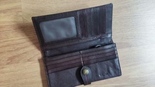Cartera de piel sintética marrón
