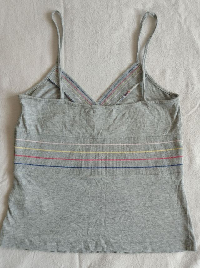 Top tirantes gris con rayas multicolor