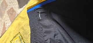 Dos pantalones deportivos Adidas negro y rojo.