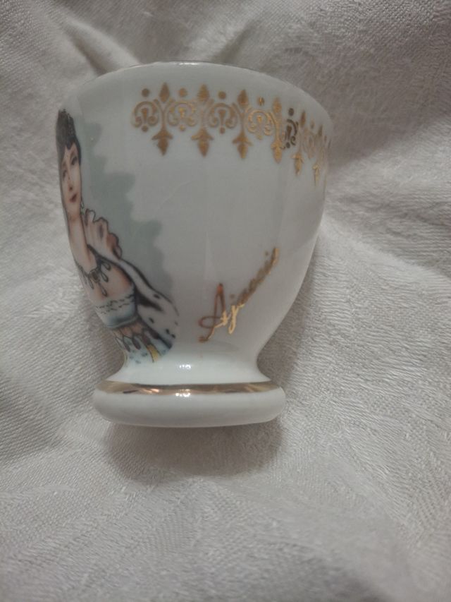 Coquetier de porcelana con retrato