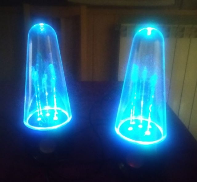 Altavoces Mtech con agua y luces