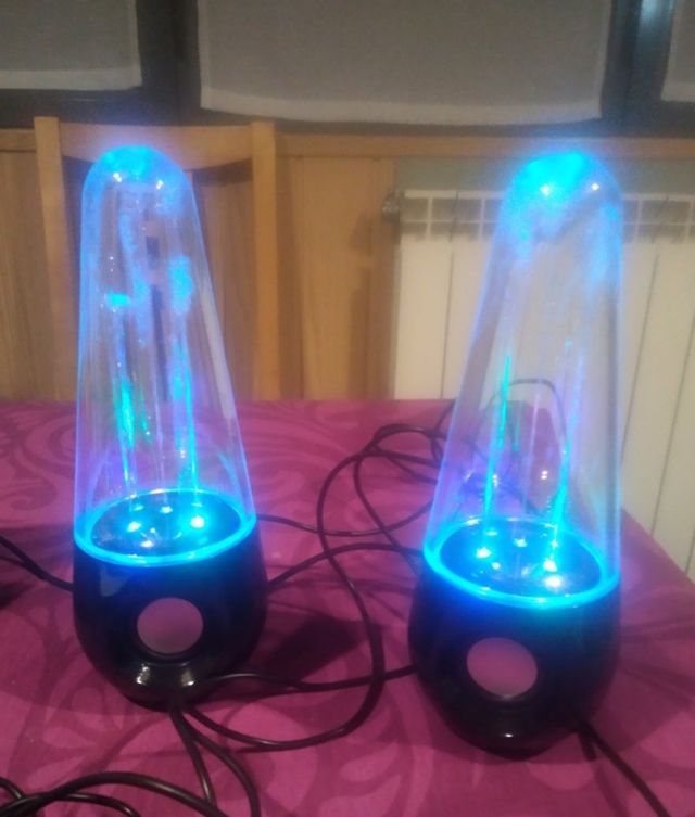 Altavoces Mtech con agua y luces