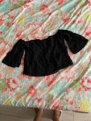 Blusa negra hombros descubiertos
