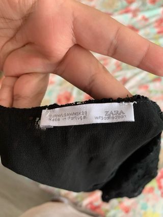 Blusa negra hombros descubiertos