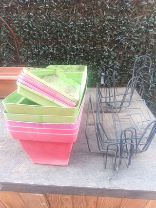 5 Soportes y jardineras de plástico y metal