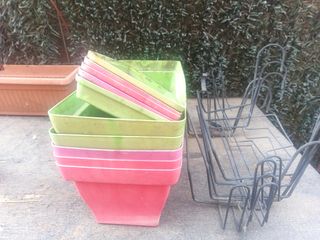 5 Soportes y jardineras de plástico y metal