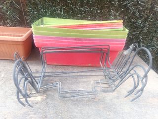 5 Soportes y jardineras de plástico y metal