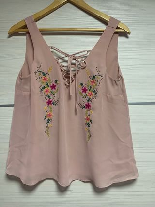 Blusa Stradivarius bordada rosa Talla S