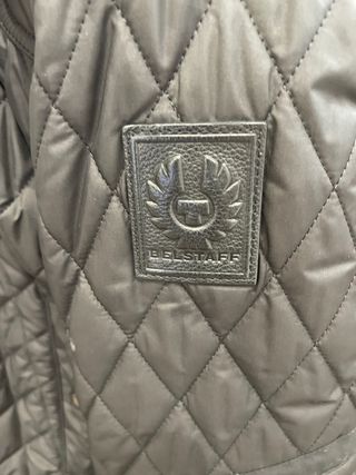 Chaqueta Belstaff Negra Acolchada
Incluye porta