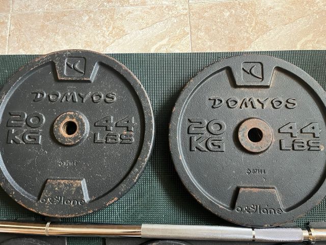 Barra y 50kg en discos Decathlon