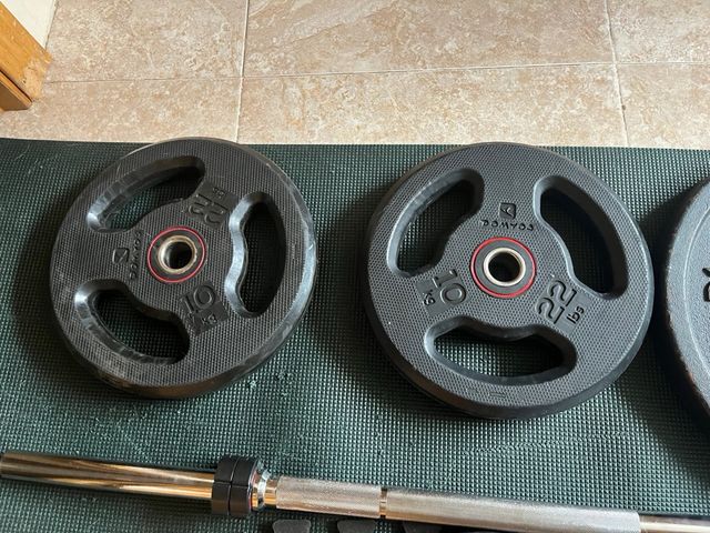 Barra y 50kg en discos Decathlon