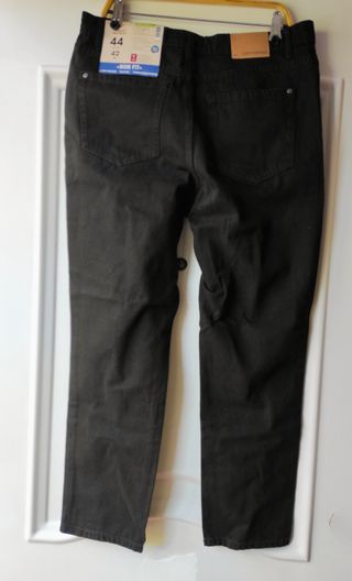 Pantalón vaquero negro con etiqueta