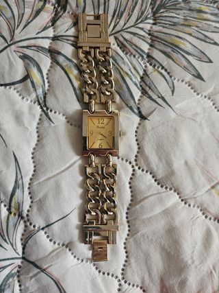 Reloj de pulsera dorado