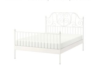 Cabecero y estructura de cama de metal blanco