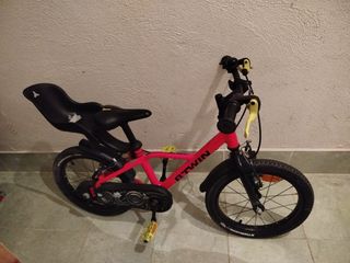 Bicicleta infantil Btwin roja.