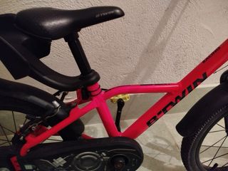 Bicicleta infantil Btwin roja.