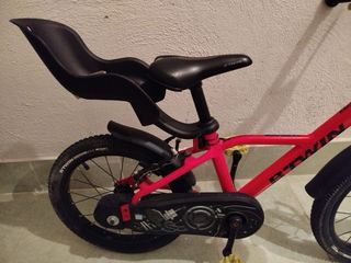 Bicicleta infantil Btwin roja.