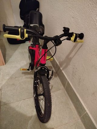 Bicicleta infantil Btwin roja.