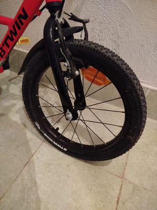 Bicicleta infantil Btwin roja.
