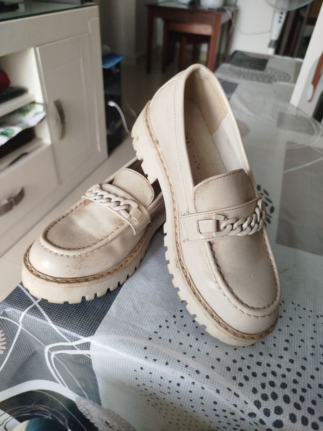 Zapatos planos niña beige con cadena