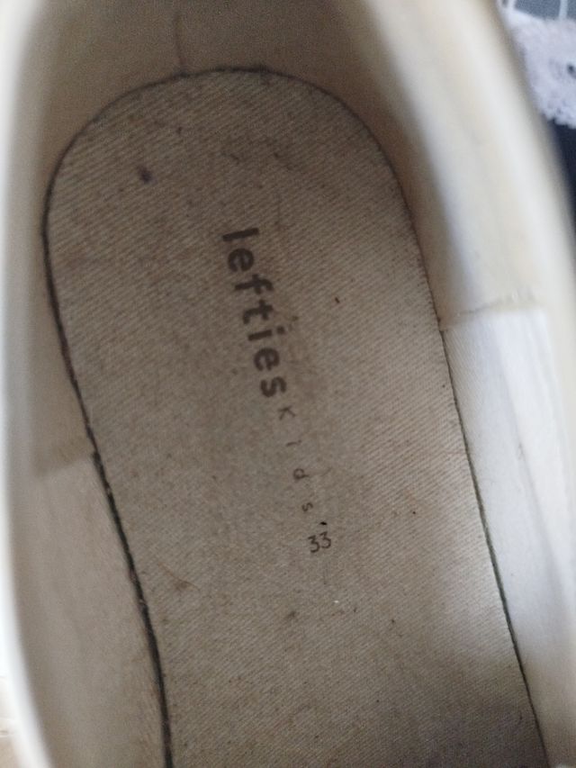 Zapatos planos niña beige con cadena