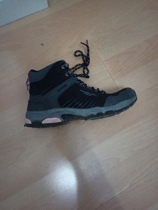 Bota de montaña BORIKEN negra y rosa