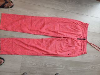 Pantalones deportivos 
 ,coral con estampado