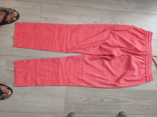Pantalones deportivos 
 ,coral con estampado