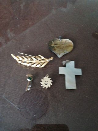 Lote bisutería: cruz, corazón,broche, llave, sol, 