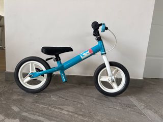 Bicicleta sin pedales azul.