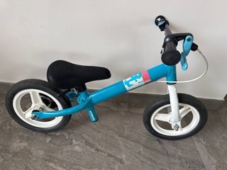 Bicicleta sin pedales azul.