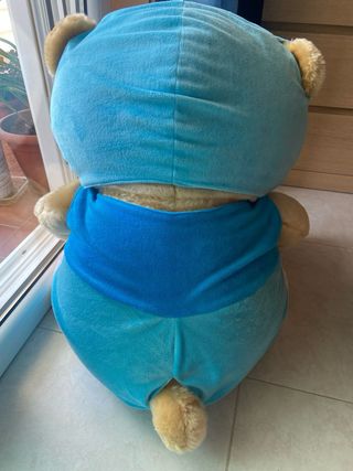 Urso de pelúcia grande com capuz