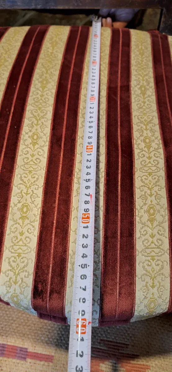 Sofá antiguo de madera y tela