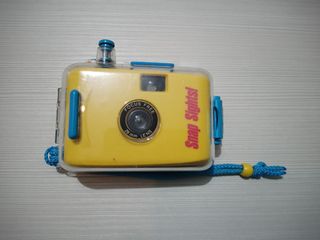 Macchina fotografica subacquea gialla