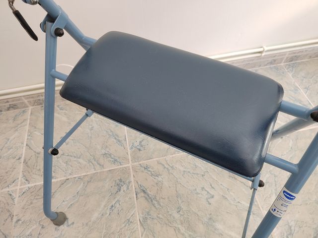 Andador con asiento y ruedas
