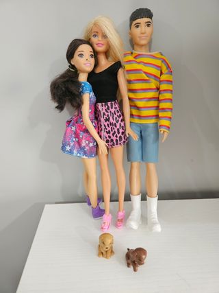 Familia Barbie con perros