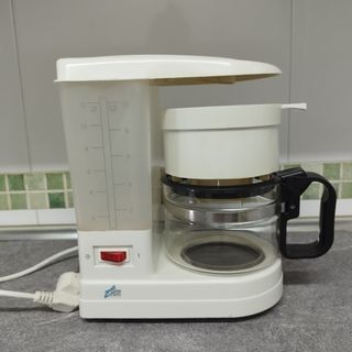 Cafetera de filtro blanca
