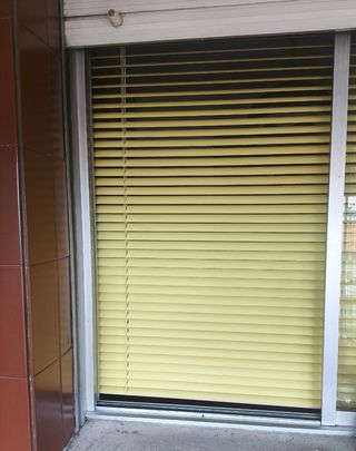 Persiana veneciana. Color beige dorado.