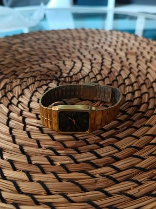 Reloj de pulsera suizo dorado
Marca swiss
