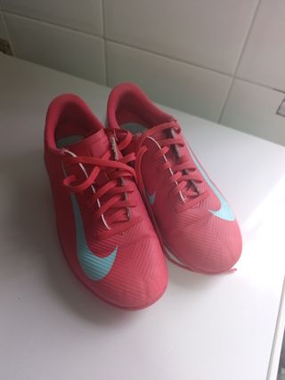 Botas de fútbol Nike niño rosas fucsia 
Número 33