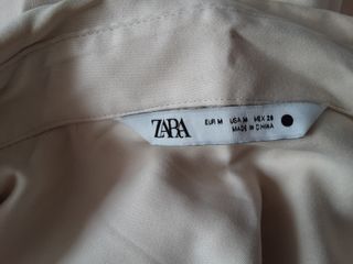 Camisa de seda beige con detalles brillantes
