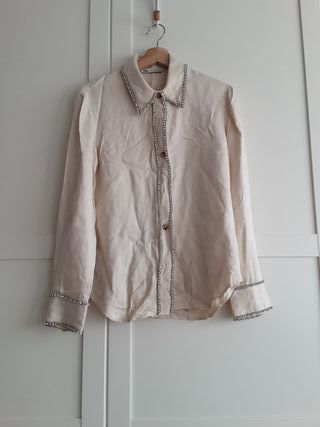 Camisa de seda beige con detalles brillantes