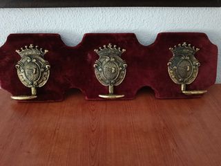 Perchero de Pared Dorado y Rojo
Vintege