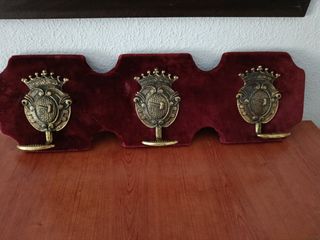 Perchero de Pared Dorado y Rojo
Vintege