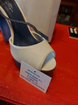 Tacones azules piernas largas
