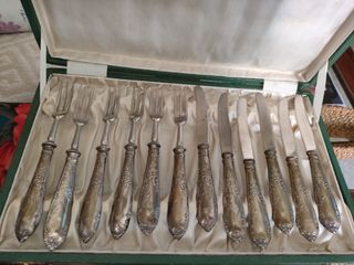 Juego de cubiertos antiguos de plata envejecida