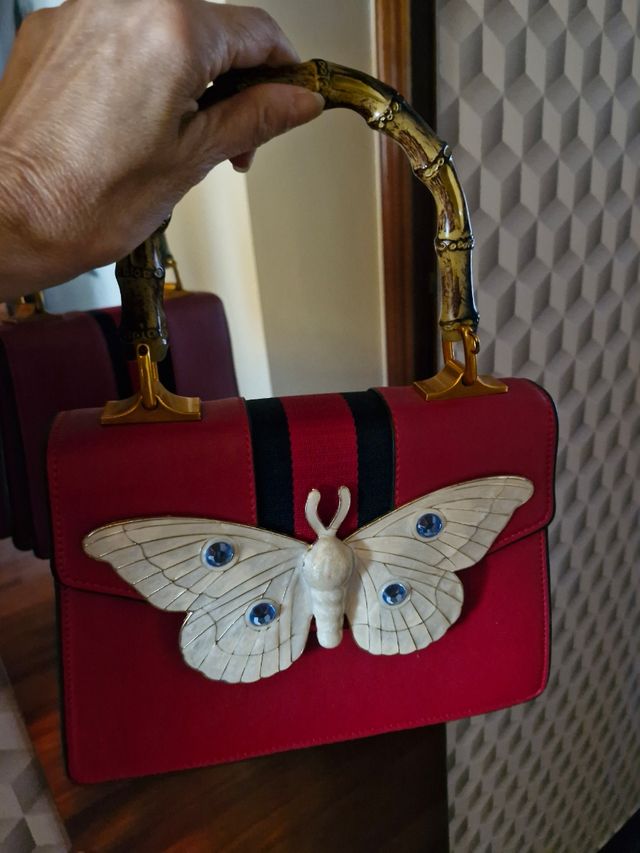 Borsa a mano rossa con farfalla