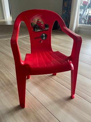 Sedia per bambini in plastica rossa